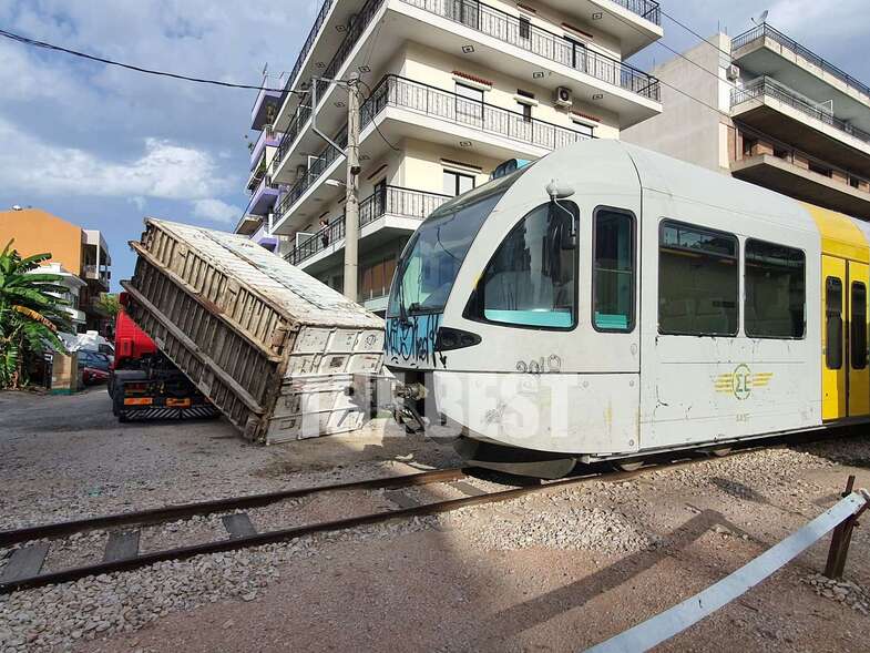 Πάτρα: Κοντέινερ έπεσε πάνω σε συρμό του προαστιακού-Οι επιβάτες είναι καλά στην υγεία τους (Photos) - Media