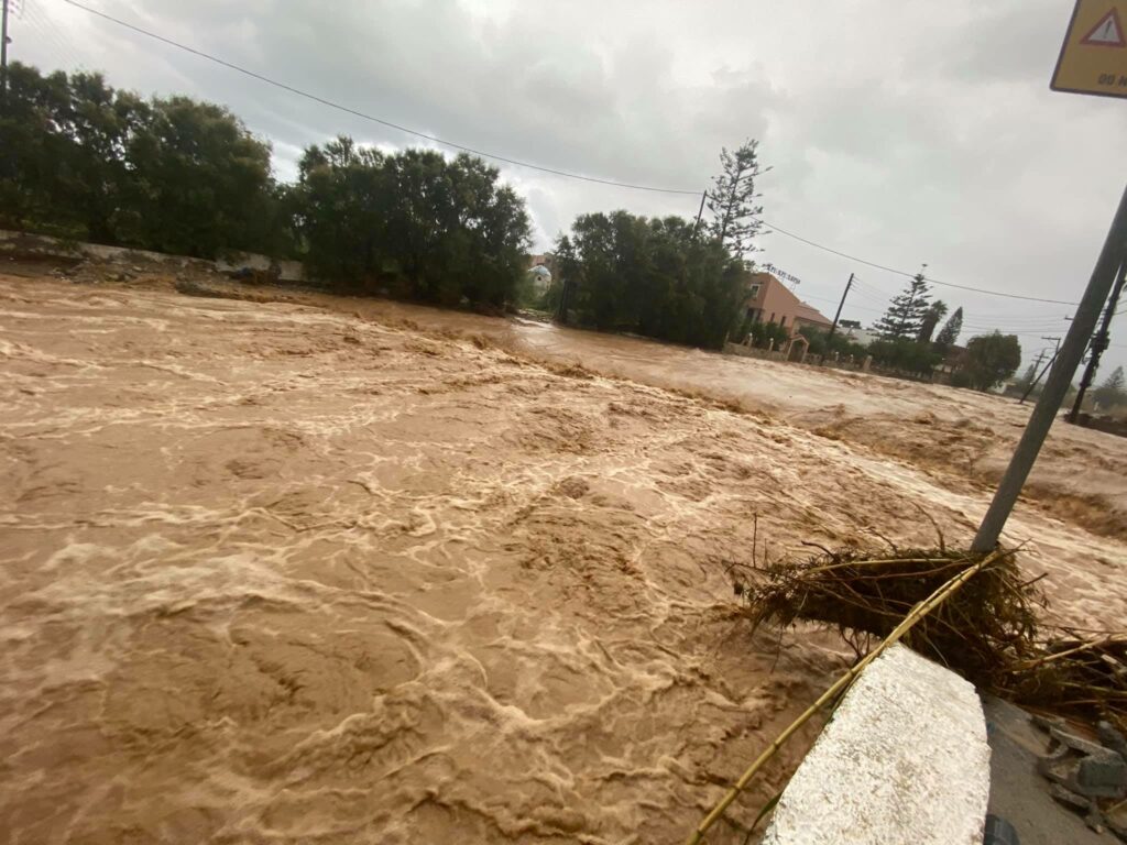 Σε ποτάμια μετατράπηκαν και πάλι οι δρόμοι στο Ηράκλειο (Photos) - Media