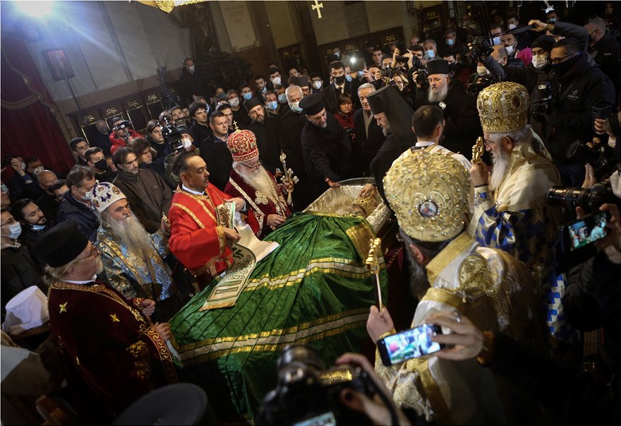 Απίστευτες εικόνες στο Βελιγράδι: Σε λαϊκό προσκύνημα εν μέσω πανδημίας η σωρός του πατριάρχη Ειρηναίου που πέθανε από κορωνοϊό (Photos/Videos) - Media