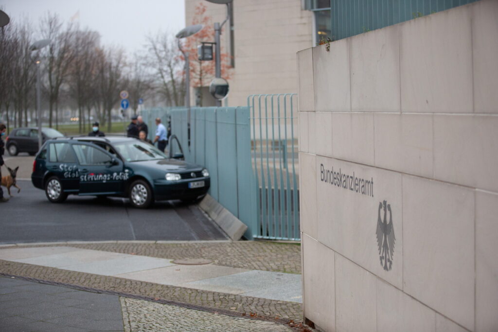 Γερμανία - Καγκελαρία: Διαμαρτυρία για το lockdown το αυτοκίνητο που έπεσε στην πύλη (Videos/Photo) - Media