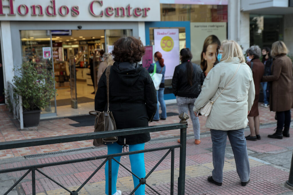 Oυρές και συνωστισμός σε καταστήματα σε ολη την Αττική παραμονή του lockdown (Photos) - Media