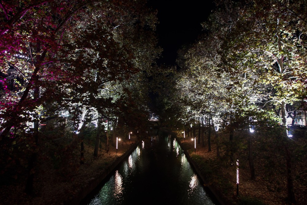 Άρωμα Χριστουγέννων: Μαγευτικές εικόνες από τα στολισμένα Τρίκαλα (Photos) - Media Gallery 4