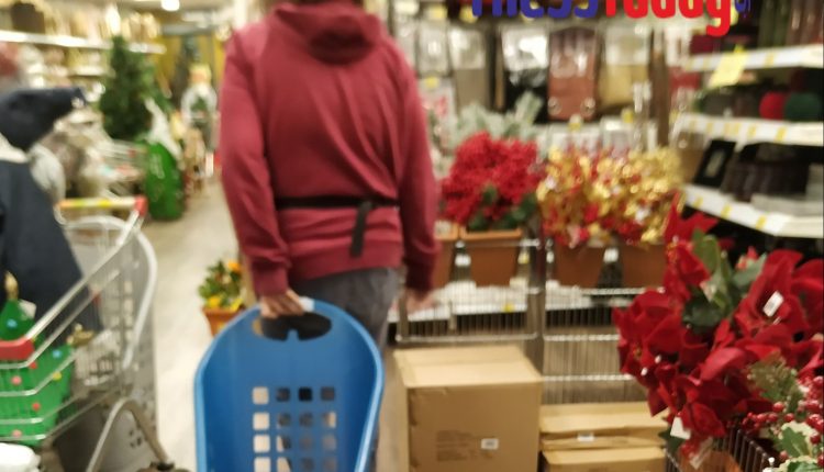 «Θα μου λέτε εσείς τι θέλετε, θα τα βάζω εγώ στο καλάθι»: Πώς λειτουργεί παράνομα κατάστημα στην Κατερίνη (Photos) - Media