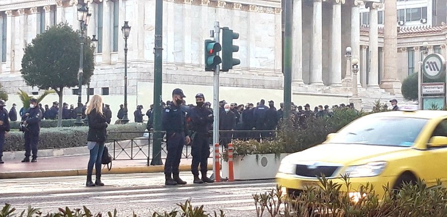 Σάλος με τους αστυνομικούς που δεν τήρησαν τα μέτρα προστασίας για τον κορωνοϊό, σε αντίθεση με τους διαδηλωτές (Photos) - Media