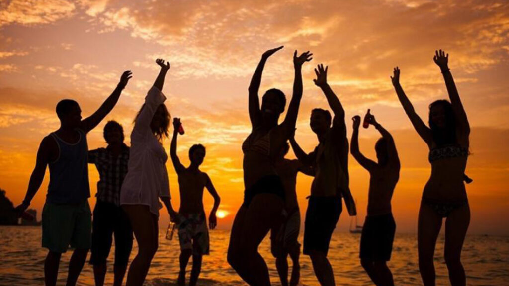 Ρόδος: Εστησαν beach party με 70 άτομα λίγο πριν το lockdown - Media