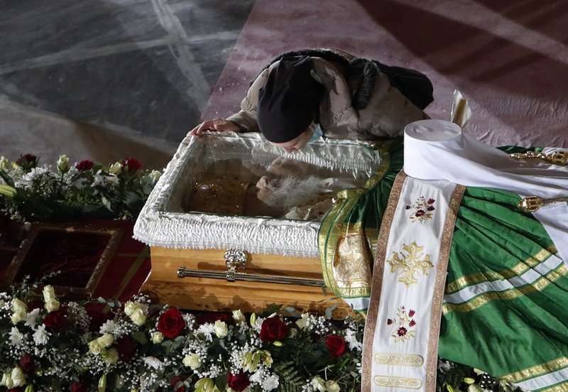 Σερβία: Κηδεύτηκε ο πατριάρχης Ειρηναίος – Εικόνες-σοκ στο λαϊκό προσκύνημα - Media