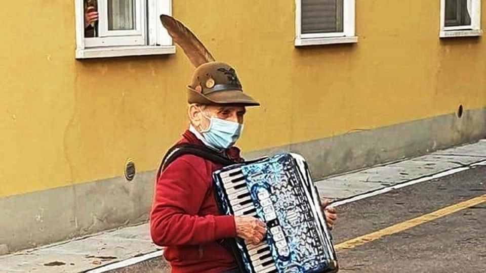 Ιταλία: 81χρονος σύζυγος κάνει καντάδα στη γυναίκα του που «παλεύει» με τον κορωνοϊό (Video) - Media