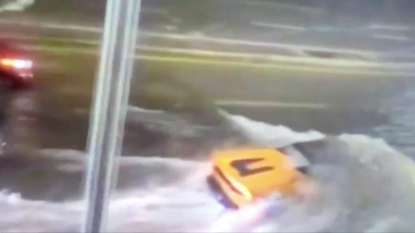 Μετέτρεψε τη Λαμποργκίνι του σε… υποβρύχιο και διέσχισε τους πλημμυρισμένους δρόμους (Video) - Media