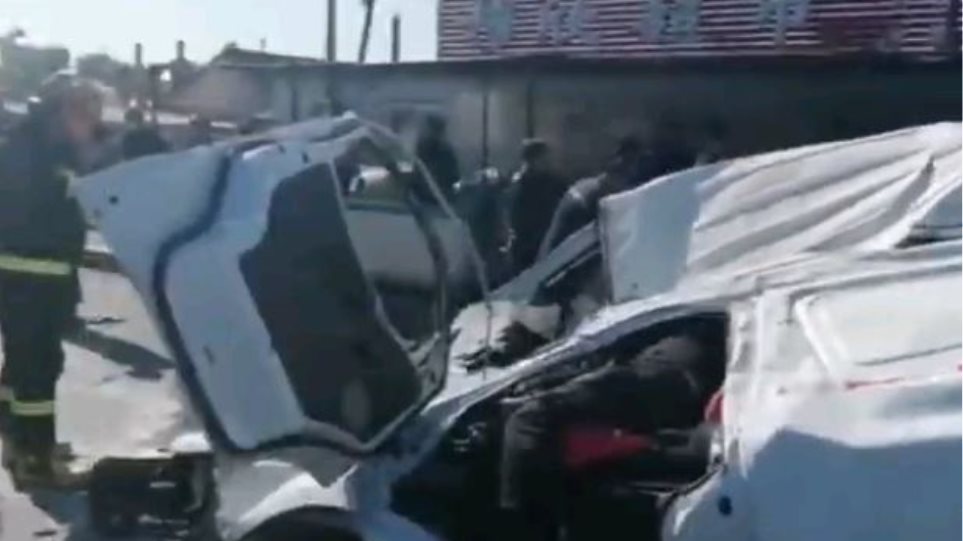 Βίντεο-σοκ από τροχαίο: Νταλίκα ισοπεδώνει βαν - Από θαύμα σώθηκε ο οδηγός (Video) - Media