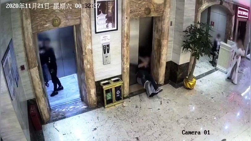 Κίνα: Μεθυσμένοι γκρεμίζουν την πόρτα ασανσέρ και πέφτουν αγκαλιά στο κενό - Γλίτωσαν με επιφανειακά τραύματα (Video) - Media
