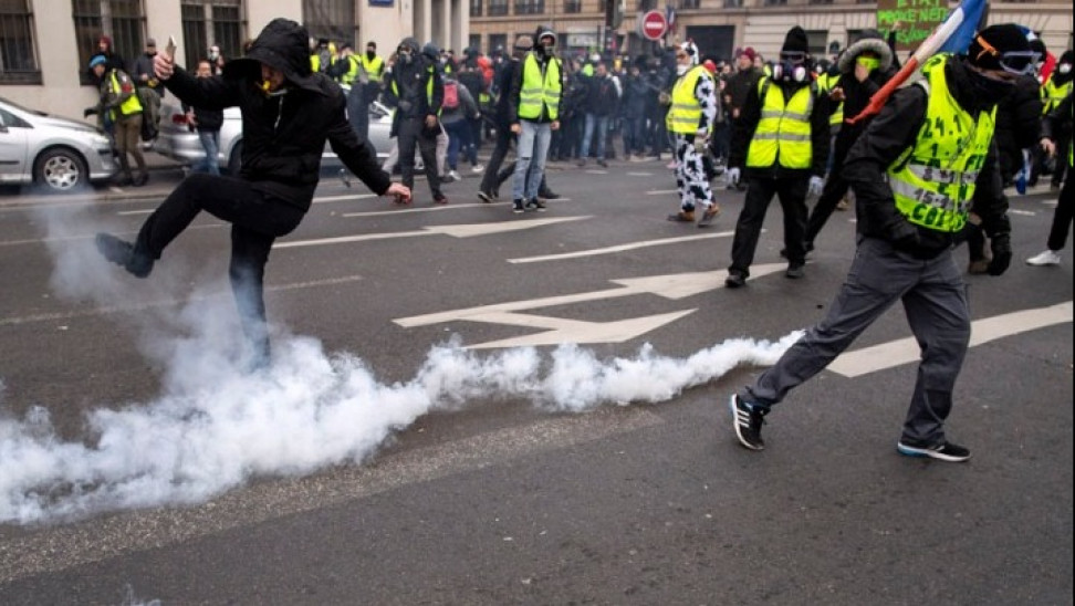 Αστυνομικοί εκτόξευσαν δακρυγόνα σε διαδηλωτές που διαμαρτύρονται για την αστυνομική βία στο Παρίσι - Media
