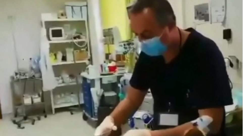 Ηράκλειο: Γιατρός με τον ορό στο χέρι προσφέρει τις υπηρεσίες του σε ασθενή - Media