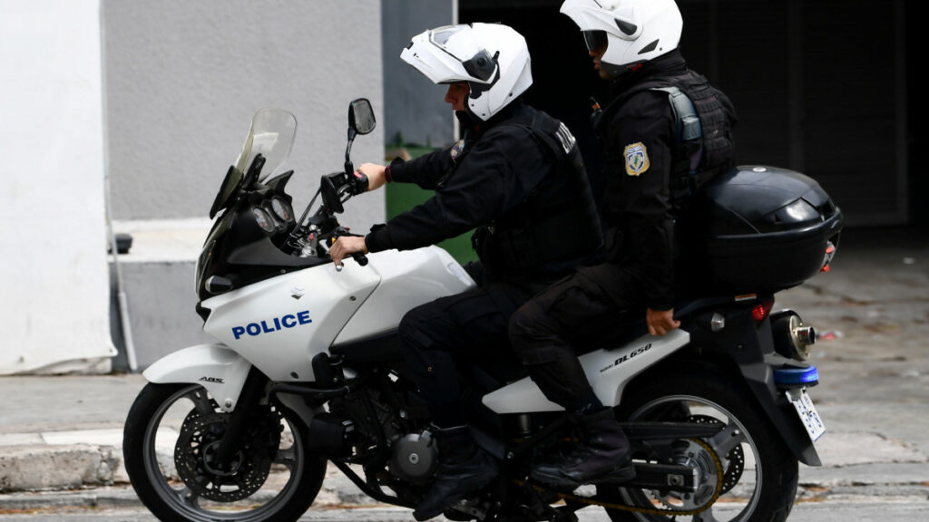 Συναγερμός στην Ασφάλεια: Συλλήψεις 3 Τούρκων με πλαστές ελληνικές ταυτότητες  - Media