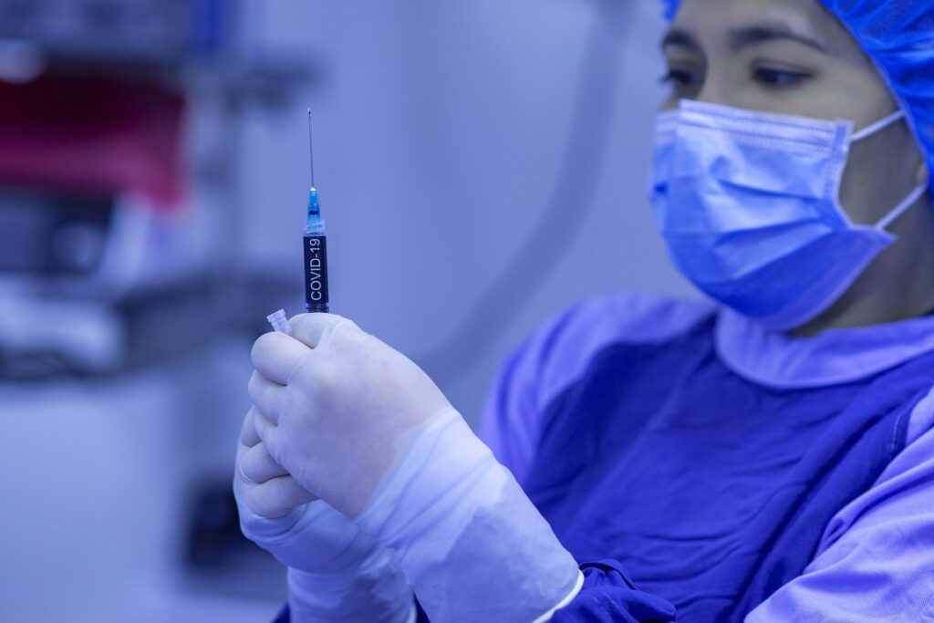 Κορωνοϊός: Ένας στους 4 ανθρώπους στον κόσμο ίσως να μην έχει εμβολιαστεί πριν το 2022 - Media