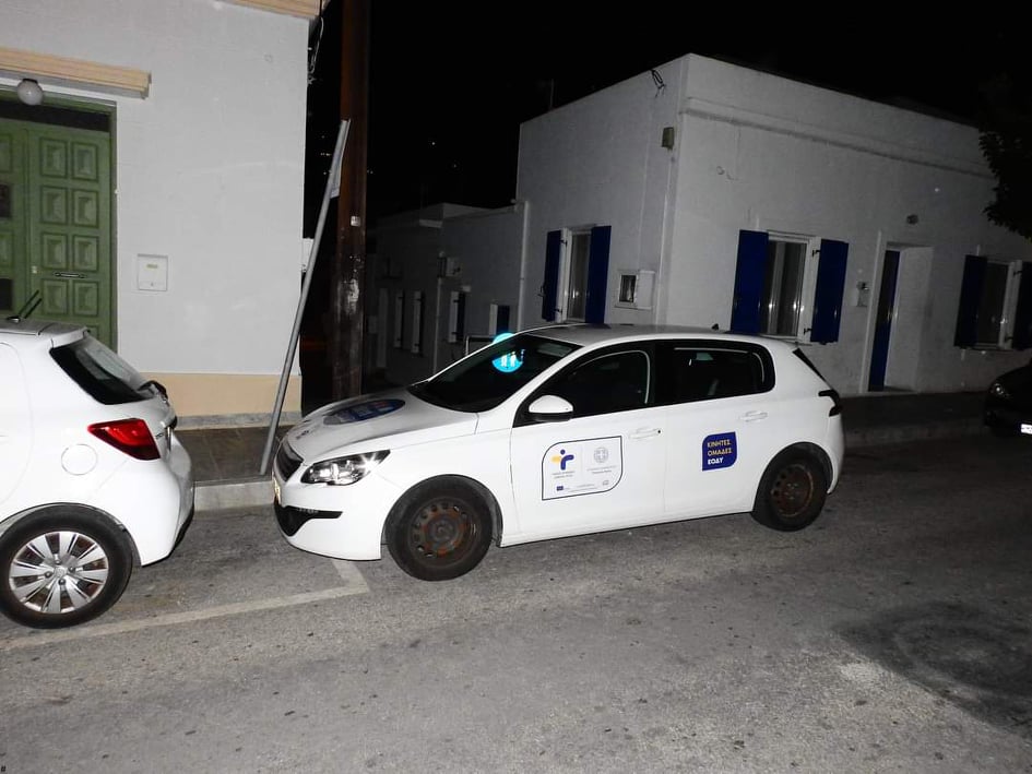 Σύρος: Πολίτης με κινητικά προβλήματα κατήγγειλε πως αυτοκίνητο με σήμα του ΕΟΔΥ παρκάρει παράνομα - Media