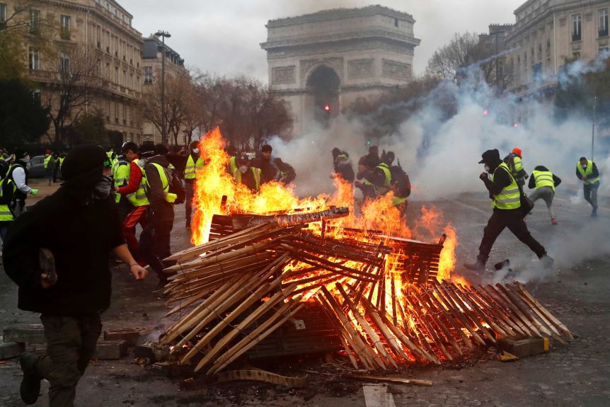 Γαλλία: Υπερψηφίστηκε από το κοινοβούλιο η αμφιλεγόμενη διάταξη που απαγορεύει τη φωτογράφιση αστυνομικών σε ώρα υπηρεσίας - Media