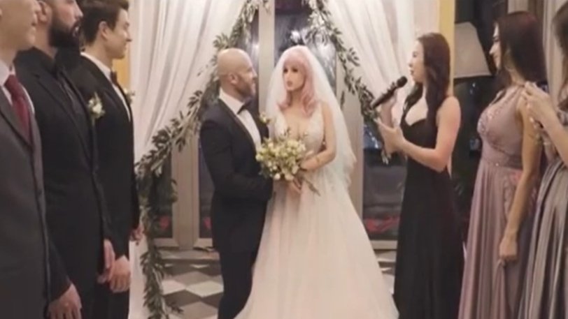 Bodybuilder παντρεύτηκε την αγαπημένη του... πλαστική κούκλα σε κανονική τελετή με καλεσμένους (Video) - Media