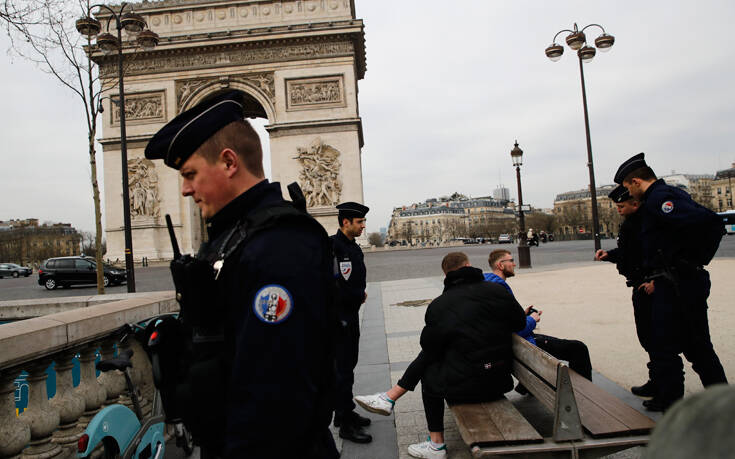 Γαλλία: Υπό προσωρινή κράτηση οι τρεις αστυνομικοί για τον ξυλοδαρμό μουσικού - Media