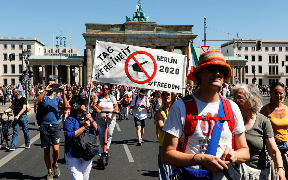 Γερμανία: Διαδηλώσεις κατά της χρήσης μάσκας και των περιοριστικών μέτρων σε πολλές πόλεις - Media