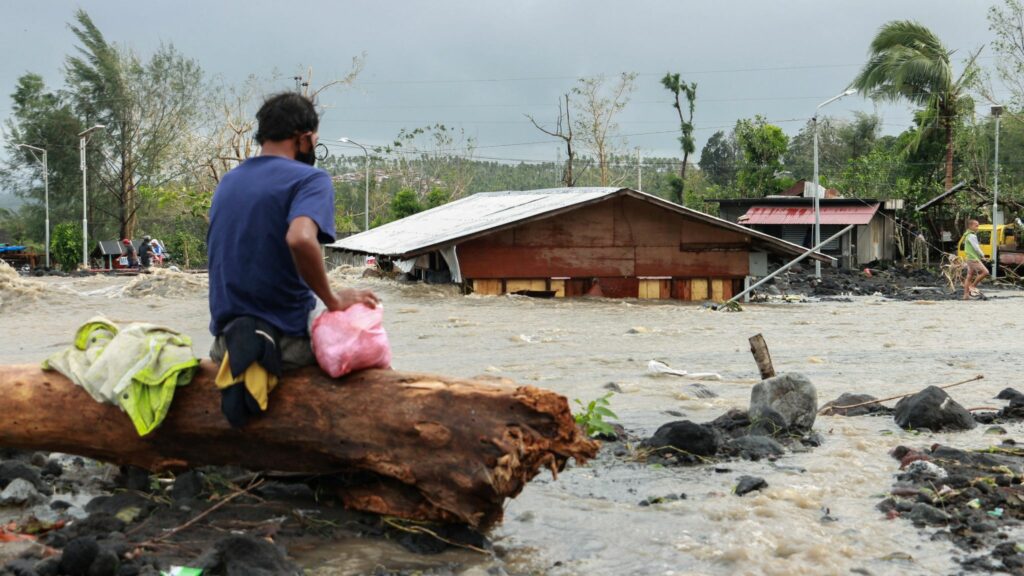 Φιλιππίνες: 16 νεκροί και τεράστιες καταστροφές από τον τυφώνα Γκόνι - Άνεμοι έπνεαν με 225 χλμ/ώρα (Videos)  - Media