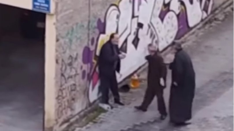 Ιερέας χαστουκίζει ηλικιωμένο σε δρόμο της Κοζάνης (Video) - Media