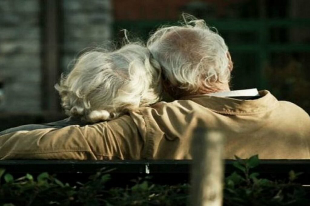 Βόλος: Συγκινητική ιστορία για ζευγάρι ηλικιωμένων – «Έφυγαν» από τη ζωή με μια μέρα διαφορά από κορωνοϊό  - Media