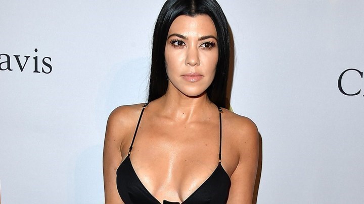 H Κόρτνεϊ Καρντάσιαν λέει ότι οι χειρουργικές μάσκες προκαλούν καρκίνο και δέχεται την κοινωνική κατακραυγή (Photo) - Media