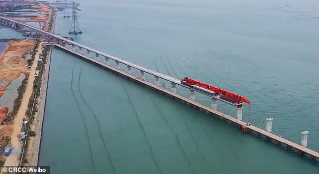 Απίστευτο βίντεο: Δείτε σε γρήγορη κίνηση πως οι Κινέζοι χτίζουν μια εναέρια γέφυρα επάνω από θάλασσα – για τρένο υψηλής ταχύτητας (Video) - Media