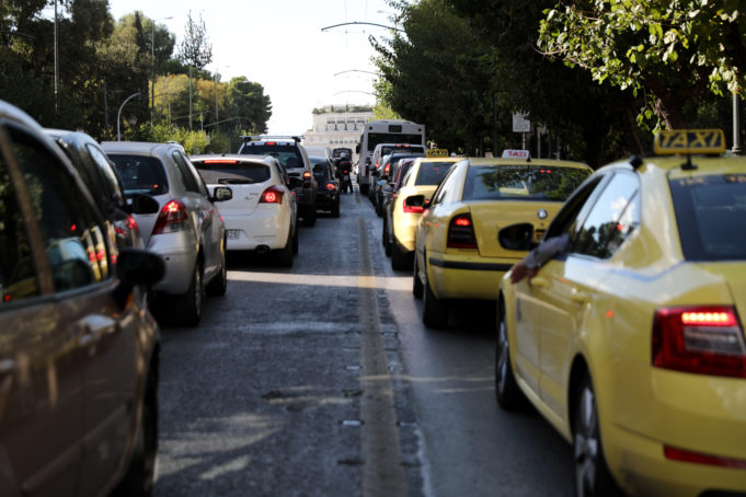 Κυκλοφοριακό «έμφραγμα» στους δρόμους της Αθήνας ενόψει lockdown - Σχεδόν 45.000 οχήματα πέρασαν τα διόδια - Media