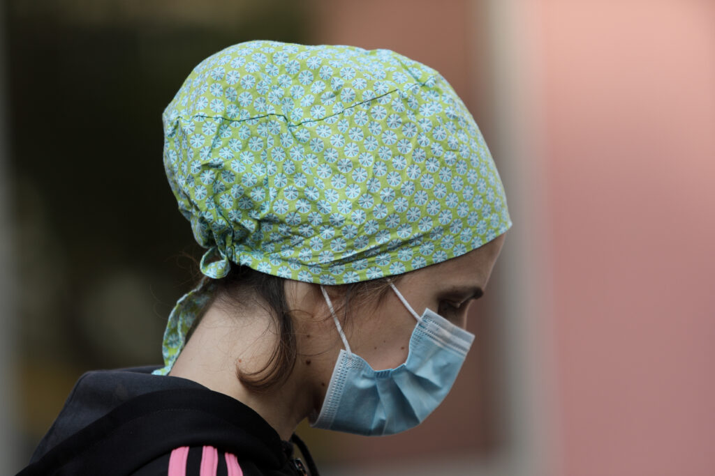 Κορωνοϊός: 721 νέα κρούσματα, 49 νεκροί - «Βράζει» η Αττική, μεγάλη αύξηση νοσηλειών - Media