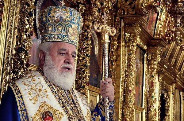 «Σκασμός, παλιάνθρωπε» - Άγρια επίθεση μητροπολίτη σε δημοσιογράφο (Video) - Media