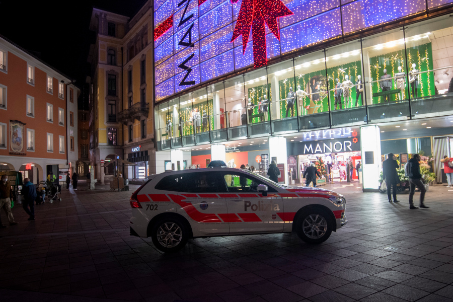 Ελβετία: 28χρονη επιτέθηκε με μαχαίρι μέσα σε πολυκατάστημα - Media