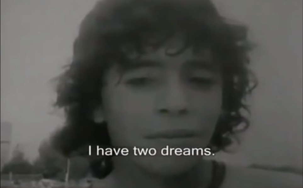 Ο «Θεός» Ντιέγκο Μαραντόνα μαγεύει την μπάλα – Δείτε τον μικρό παιδάκι στην παραγκούπολη που μεγάλωσε να μιλάει για τα όνειρα του (Σπάνιο Video)  - Media