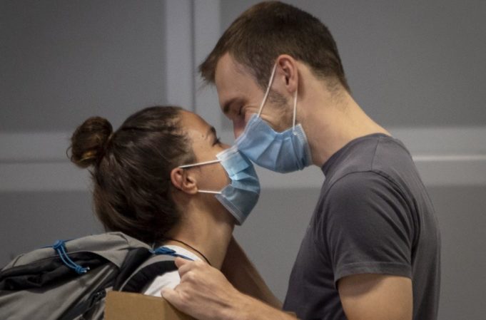 Lockdown: Τι μπορούν να κάνουν τα ζευγάρια που δεν μένουν μαζί - Media