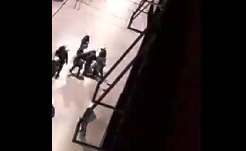 Περιστατικό «ζαρντινιέρας» στην Πάτρα: Δέκα αστυνομικοί χτυπούν πεσμένο διαδηλωτή (Video) - Media