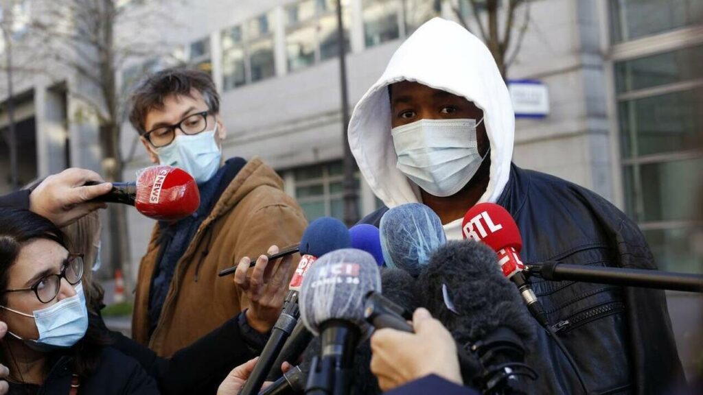 Γαλλία: Ενώπιον δικαστή 4 αστυνομικοί που κατηγορούνται για τον ξυλοδαρμό μαύρου μουσικού - Media