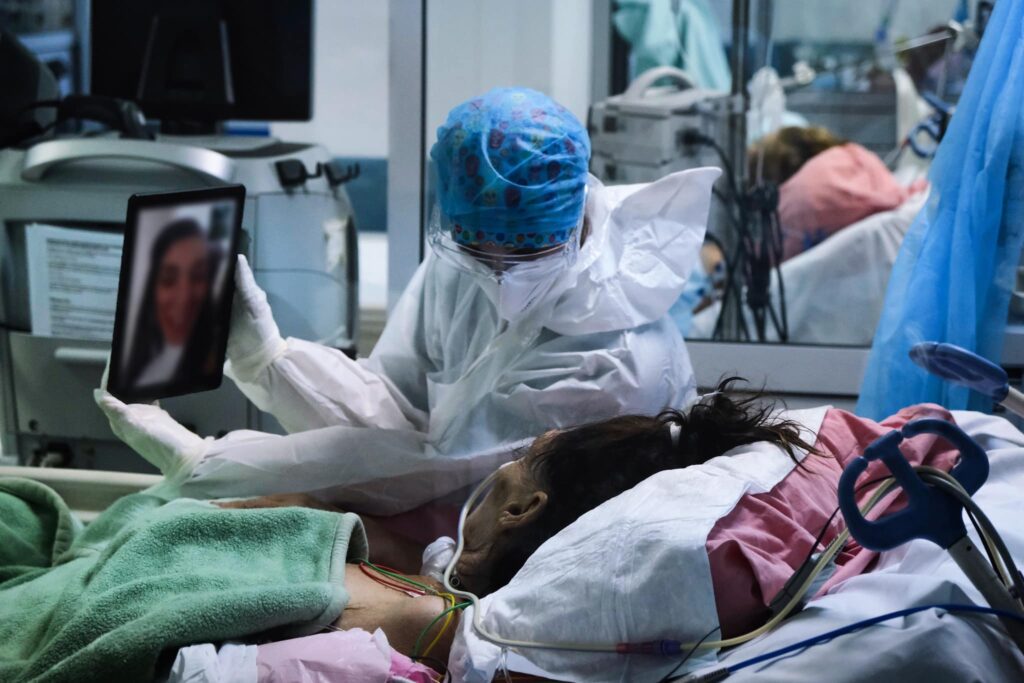 Δυνατή εικόνα από ελληνική ΜΕΘ: Νοσηλεύτρια κρατά τάμπλετ για να κάνει ασθενής βιντεοκλήση με συγγενείς της - Media