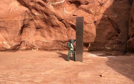 ΗΠΑ: Ανακαλύφθηκε μυστηριώδης μονόλιθος σε έρημο της Γιούτα - Σκηνικό που παραπέμπει στην «Οδύσσεια του Διαστήματος» (Photos/Video) - Media