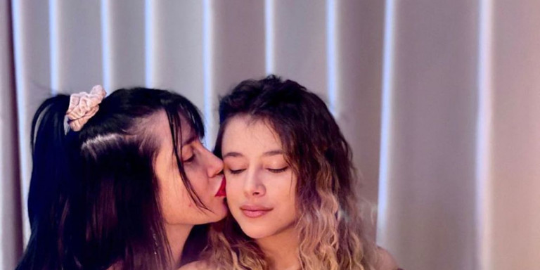 Η κόρη της Πάολα χορεύει belly dancing με ένα κύπελλο ροφήματος στο κεφάλι της (Video) - Media