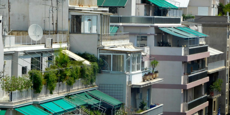 Πάτρα: Η πολυκατοικία των νοσούντων από κορωνοϊό - 18 ένοικοι θετικοί στην covid-19 - Media