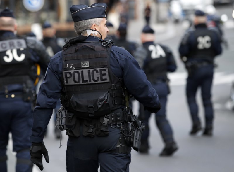 Σε κατάσταση «έκτακτης ανάγκης» η Γαλλία: Πιάστηκε άνδρας με σπάθα στο Παρίσι - Κι άλλες συλλήψεις στη Νίκαια - Media