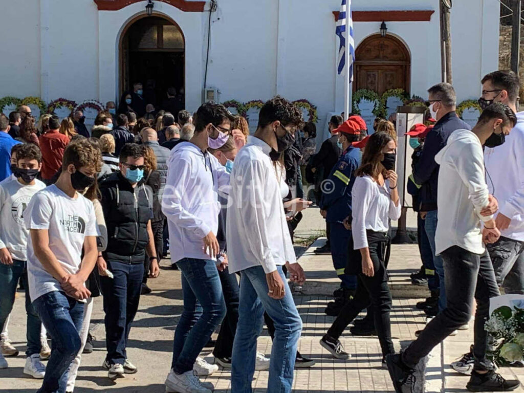 Σάμος: Σε κλίμα βαθιάς οδύνης το «τελευταίο αντίο» στην Κλαίρη και στον Άρη (Video) - Media