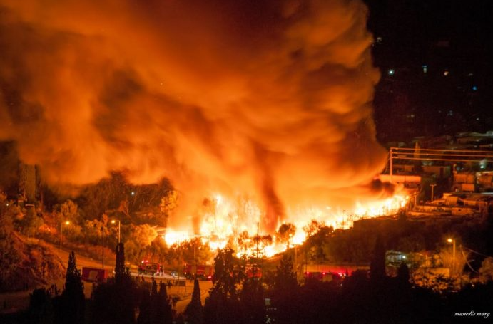 Σάμος: Φωτιά στον υπαίθριο καταυλισμό γύρω από το Κέντρο Υποδοχής (Photos) - Media