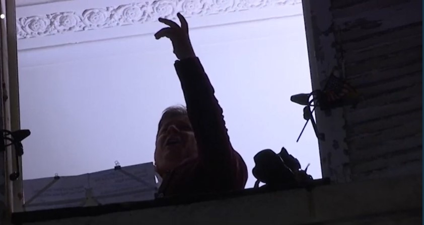 Ανατριχίλα: Τενόρος τραγουδά στο άδειο Παρίσι της καραντίνας (Video) - Media