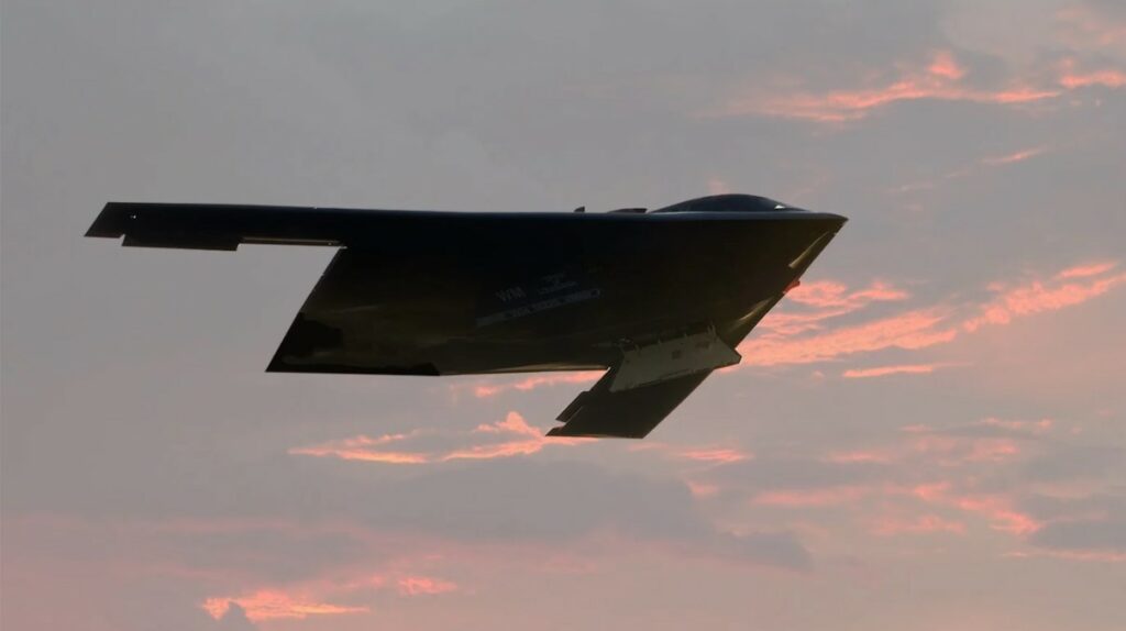 Έρχεται ο «Επιδρομέας»: Το αεροσκάφος που θα «επισκιάσει» τα F-22 και F-35 (Photos/Video) - Media