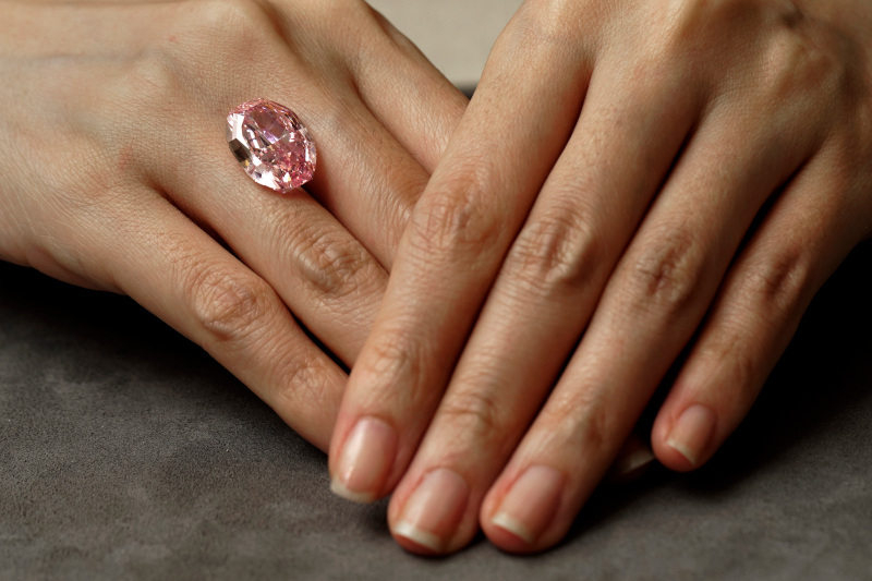 «Το Πνεύμα του Ρόδου»: Σπάνιο ροζ διαμάντι «εκτοξεύτηκε» σε δημοπρασία στη Γενεύη (Photos | Video) - Media