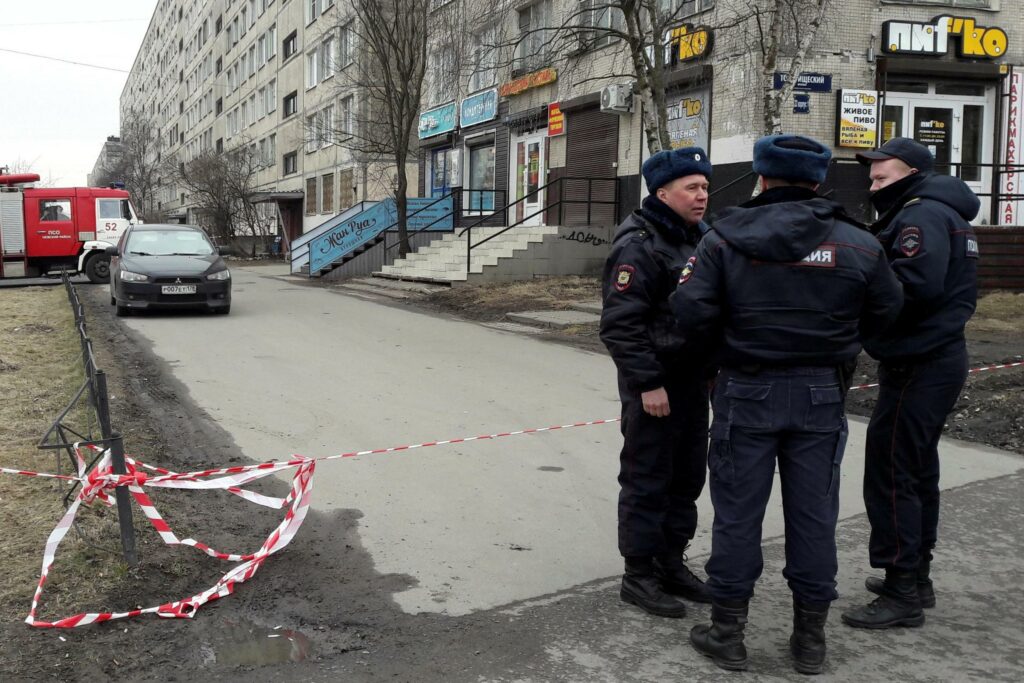 Τρόμος στην Αγία Πετρούπολη: Άνδρας με τσεκούρι κρατά ομήρους έξι παιδιά (Video) - Media