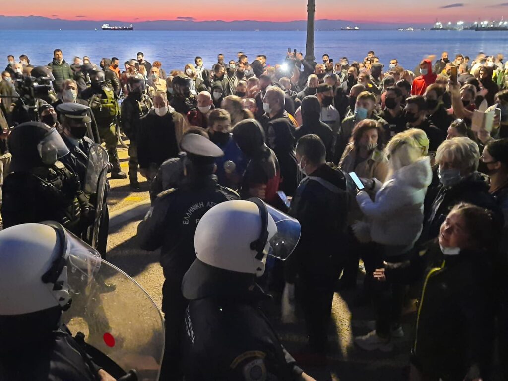 Συγκέντρωση κατά του lockdown και ένταση με την αστυνομία στη Θεσσαλονίκη (Video) - Media