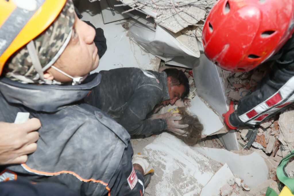 Τουρκία-σεισμός: Έφτασαν τους 100 οι νεκροί - Απίστευτη διάσωση 4χρονης μετά από 91 ώρες (Photos) - Media