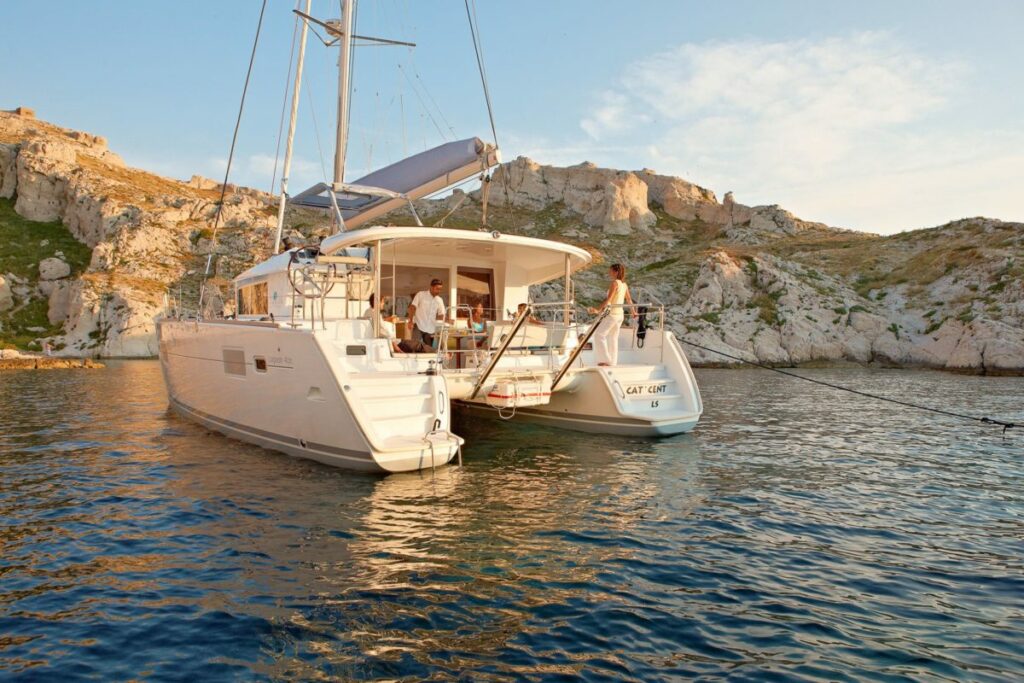 Πυρκαγιά σε τουριστικό σκάφος με τρείς επιβαίνοντες - Μία γυναίκα υπέστη ελαφρά εγκαύματα - Media